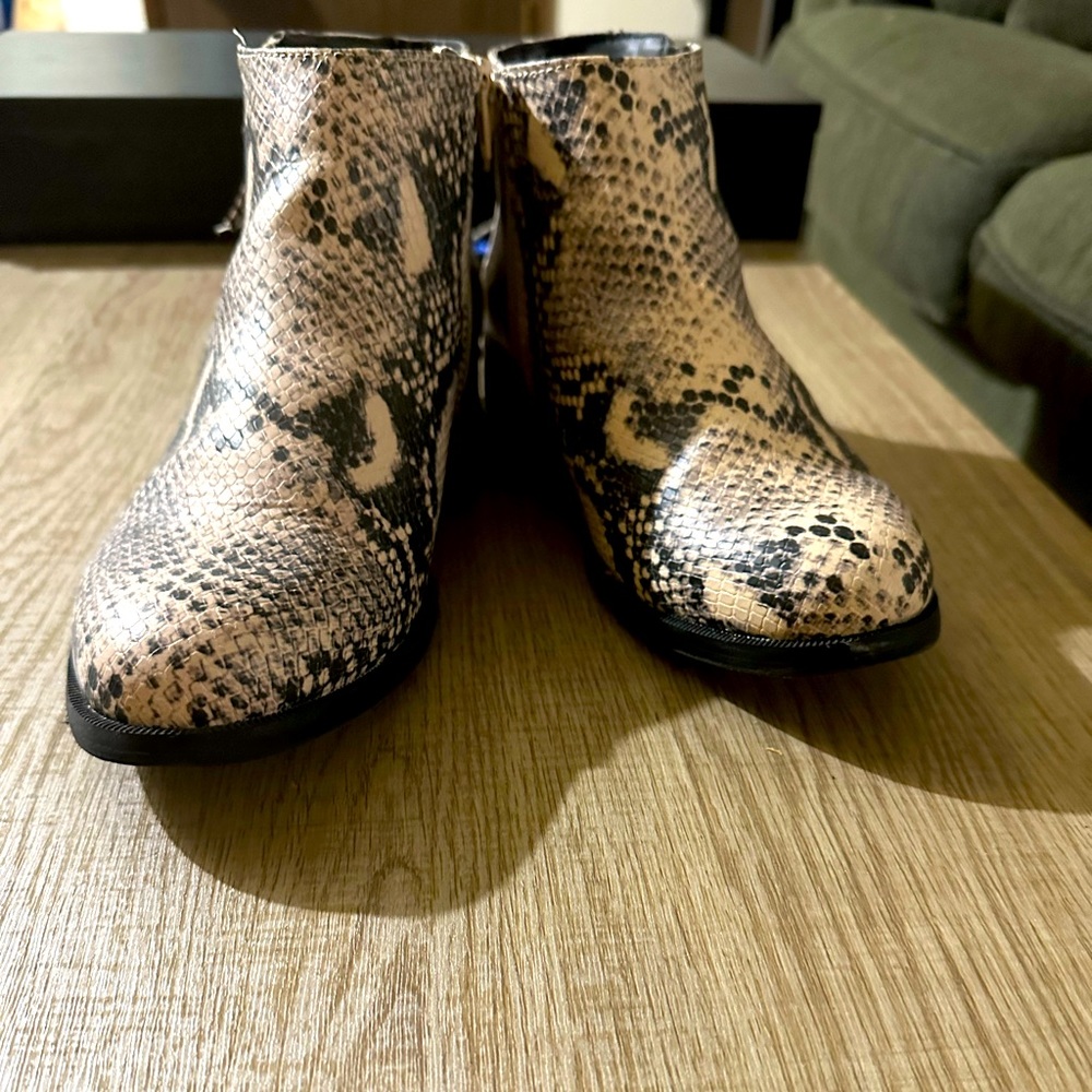 EUC Time and Tru zip up ankle booties